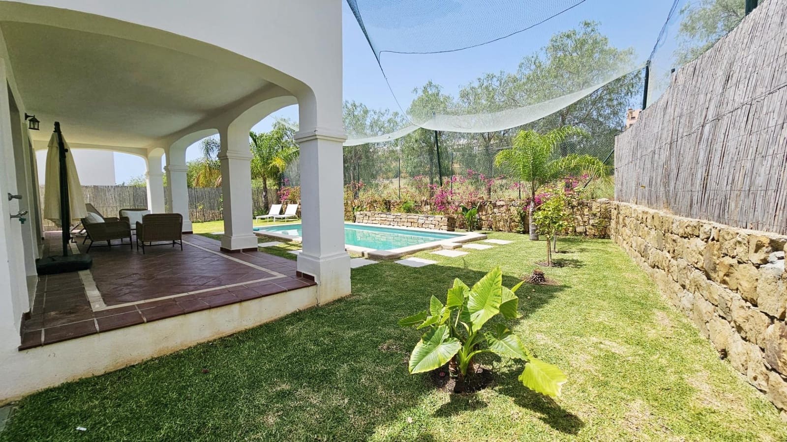 3 bedroom Villa for sale in Estepona with garage - € 898,900 (Ref: 9104726)