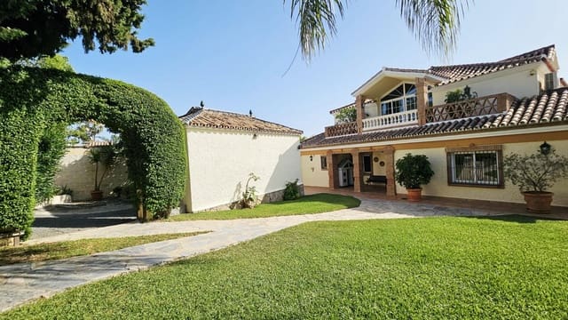 4 makuuhuone Huvila myytävänä paikassa Guadalmina Baja, Marbella mukana uima-altaan 
autotalli - 1 240 000 € (Ref: 9108790)