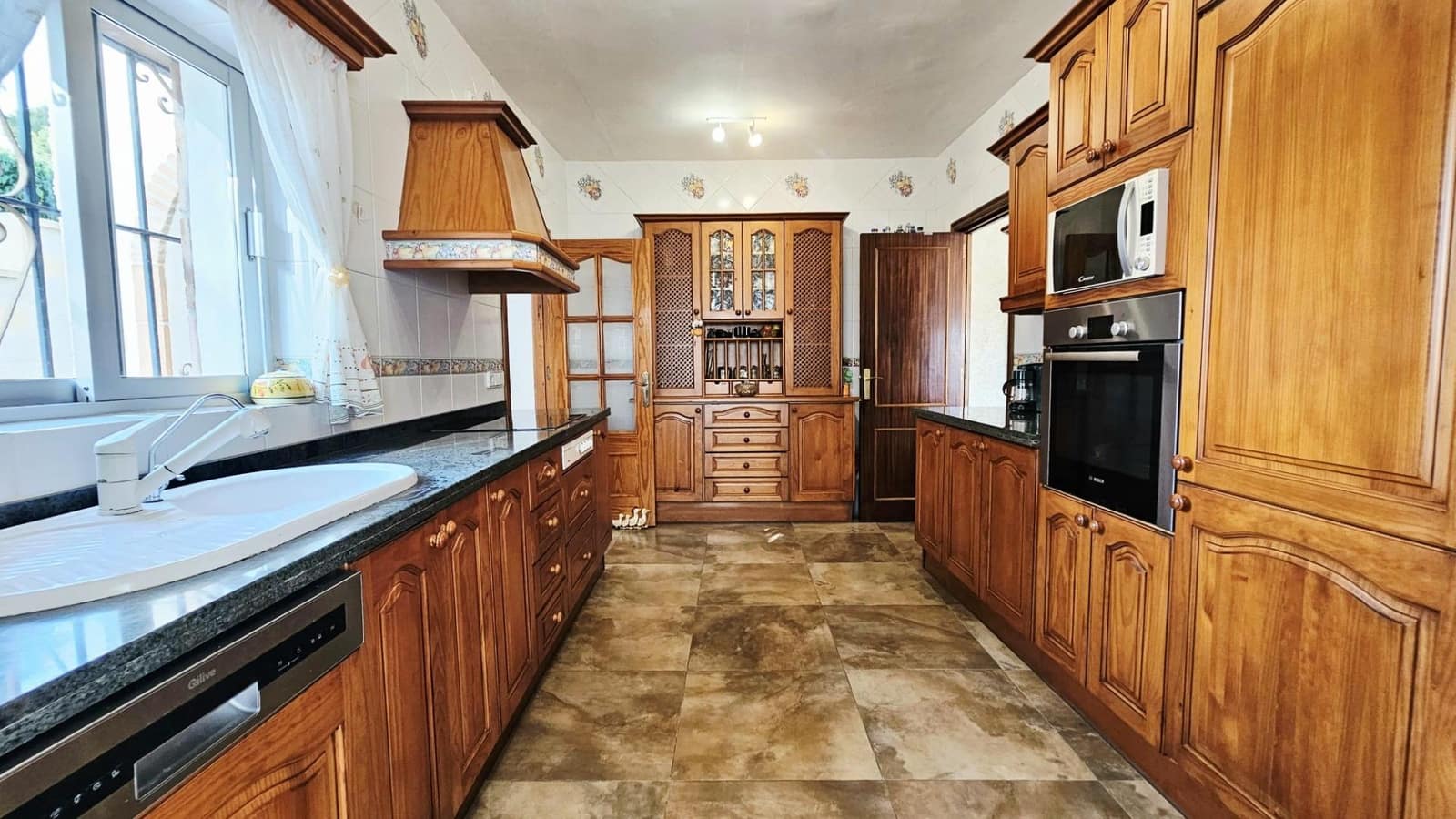 4 chambre Villa/Maison à vendre à Guadalmina avec piscine garage - 1 240 000 € (Ref: 9108790)