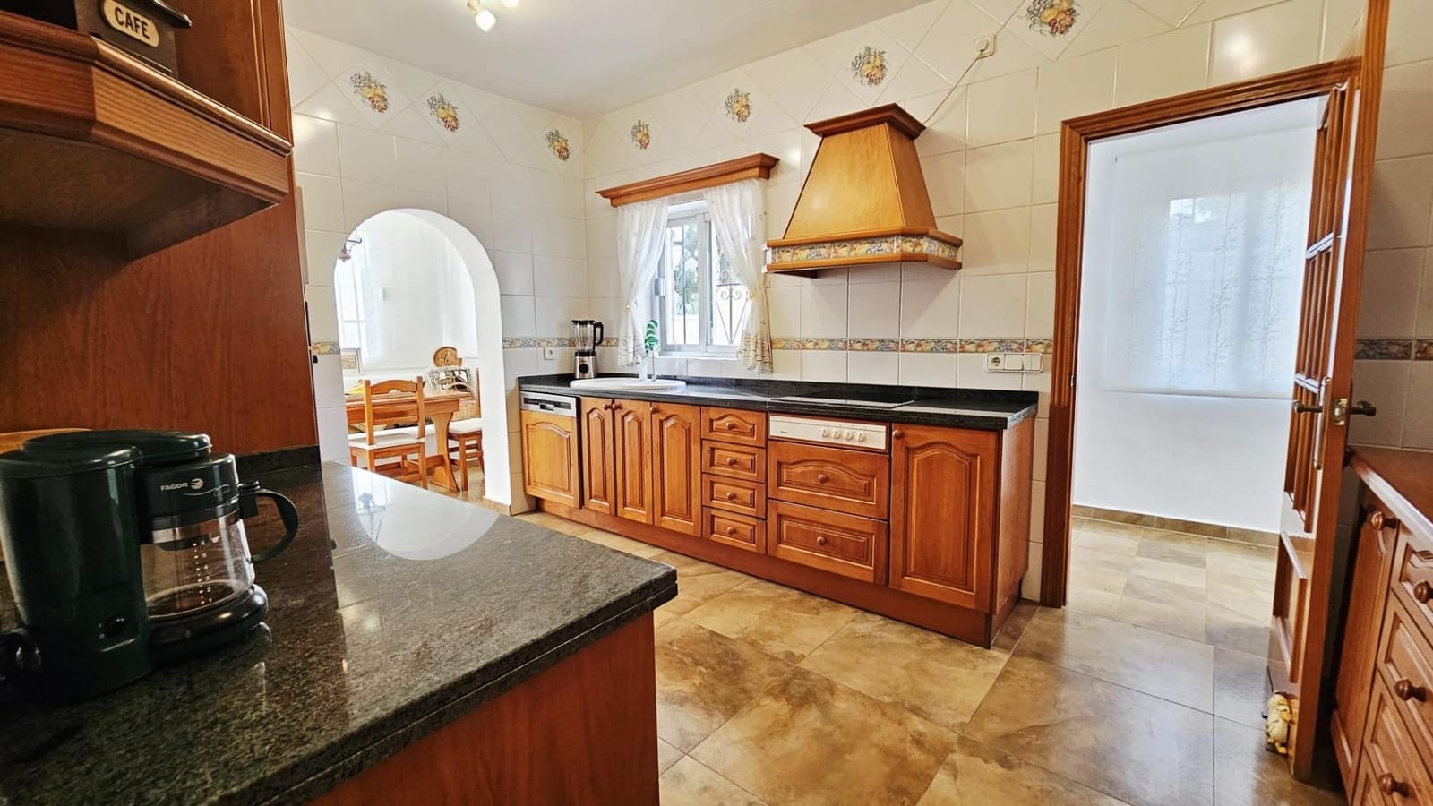 4 chambre Villa/Maison à vendre à Guadalmina avec piscine garage - 1 240 000 € (Ref: 9108790)