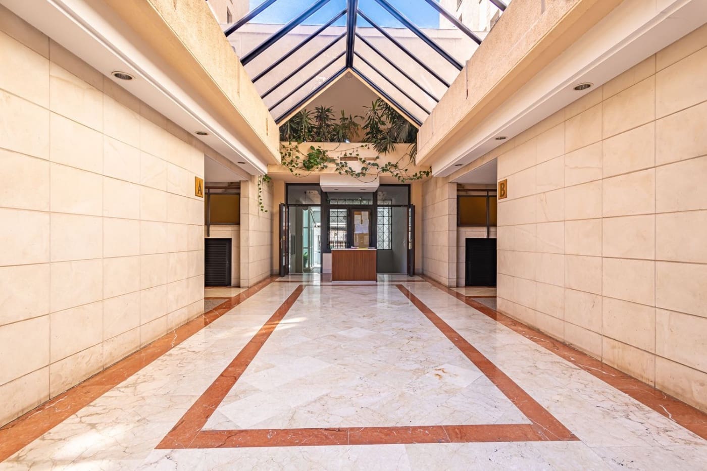 4 slaapkamer Flat te huur in Marbella met zwembad garage - € 2.200 (Ref: 9126832)