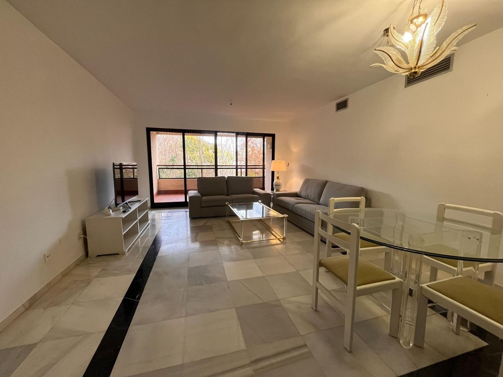 4 slaapkamer Flat te huur in Marbella met zwembad garage - € 2.200 (Ref: 9126832)