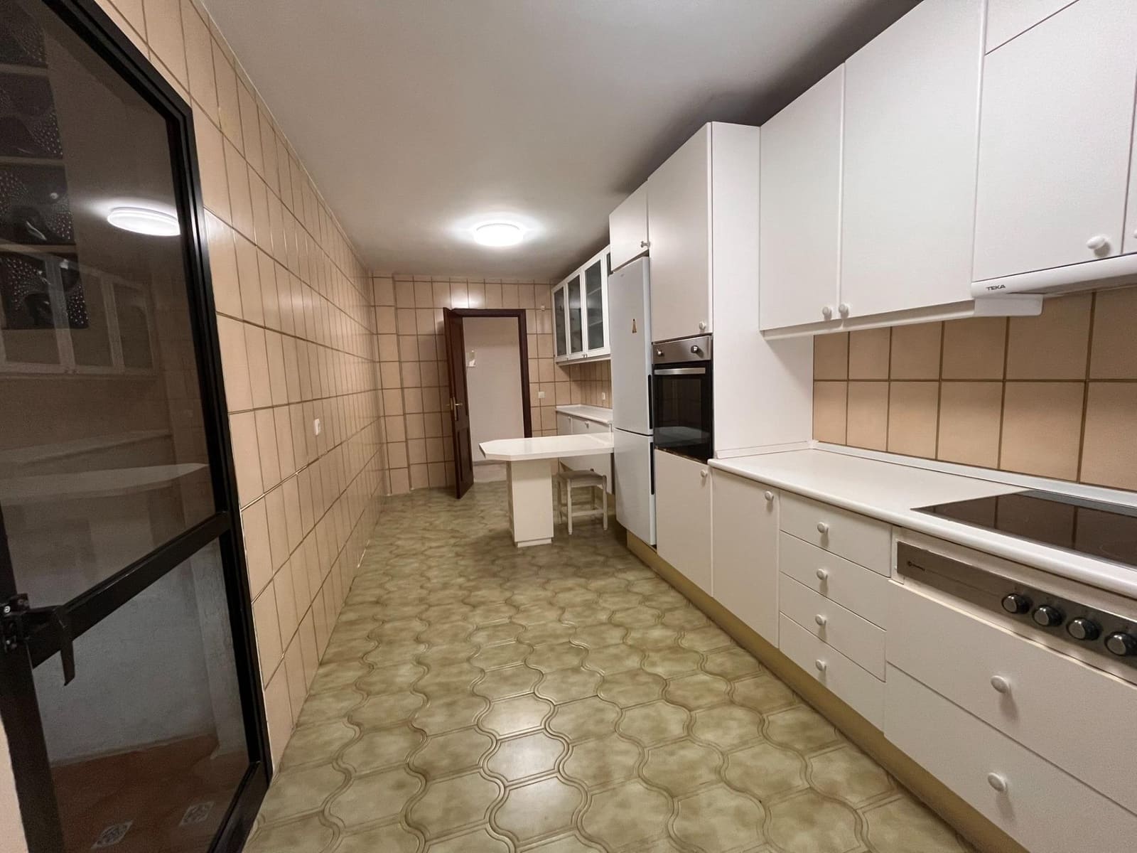 4 slaapkamer Flat te huur in Marbella met zwembad garage - € 2.200 (Ref: 9126832)