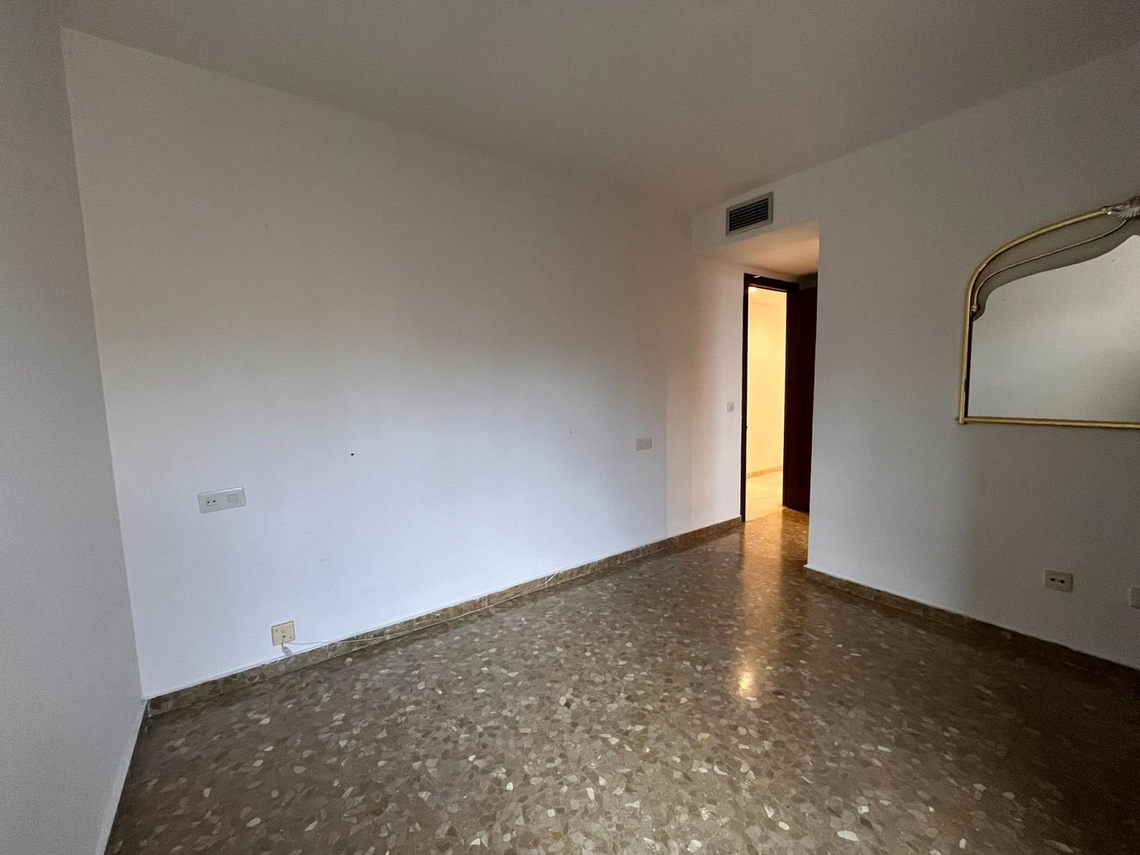 4 slaapkamer Flat te huur in Marbella met zwembad garage - € 2.200 (Ref: 9126832)