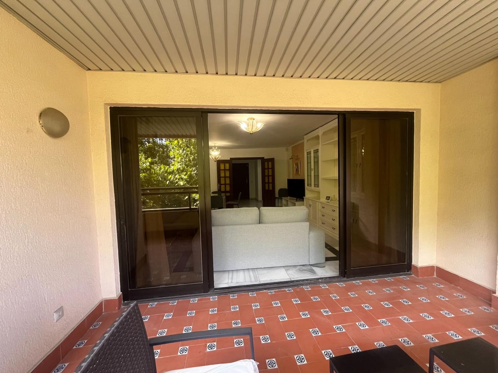 4 slaapkamer Flat te huur in Marbella met zwembad garage - € 2.200 (Ref: 9126832)
