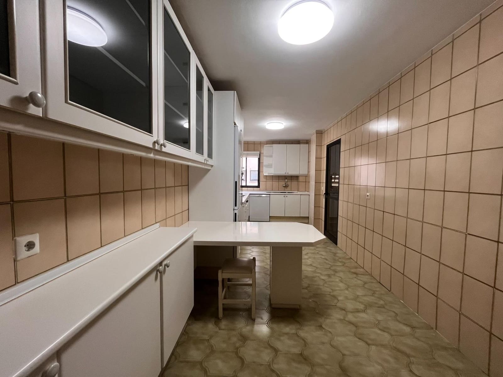 4 slaapkamer Flat te huur in Marbella met zwembad garage - € 2.200 (Ref: 9126832)