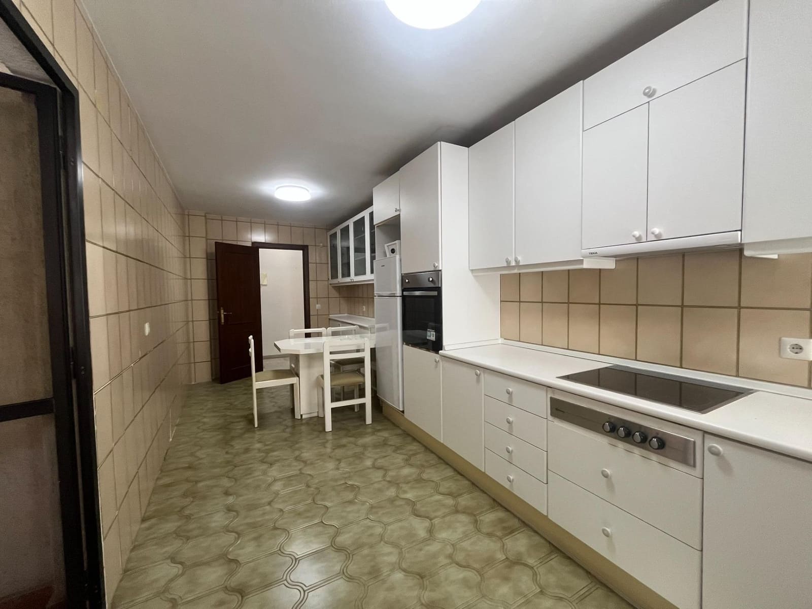 4 slaapkamer Flat te huur in Marbella met zwembad garage - € 2.200 (Ref: 9126832)