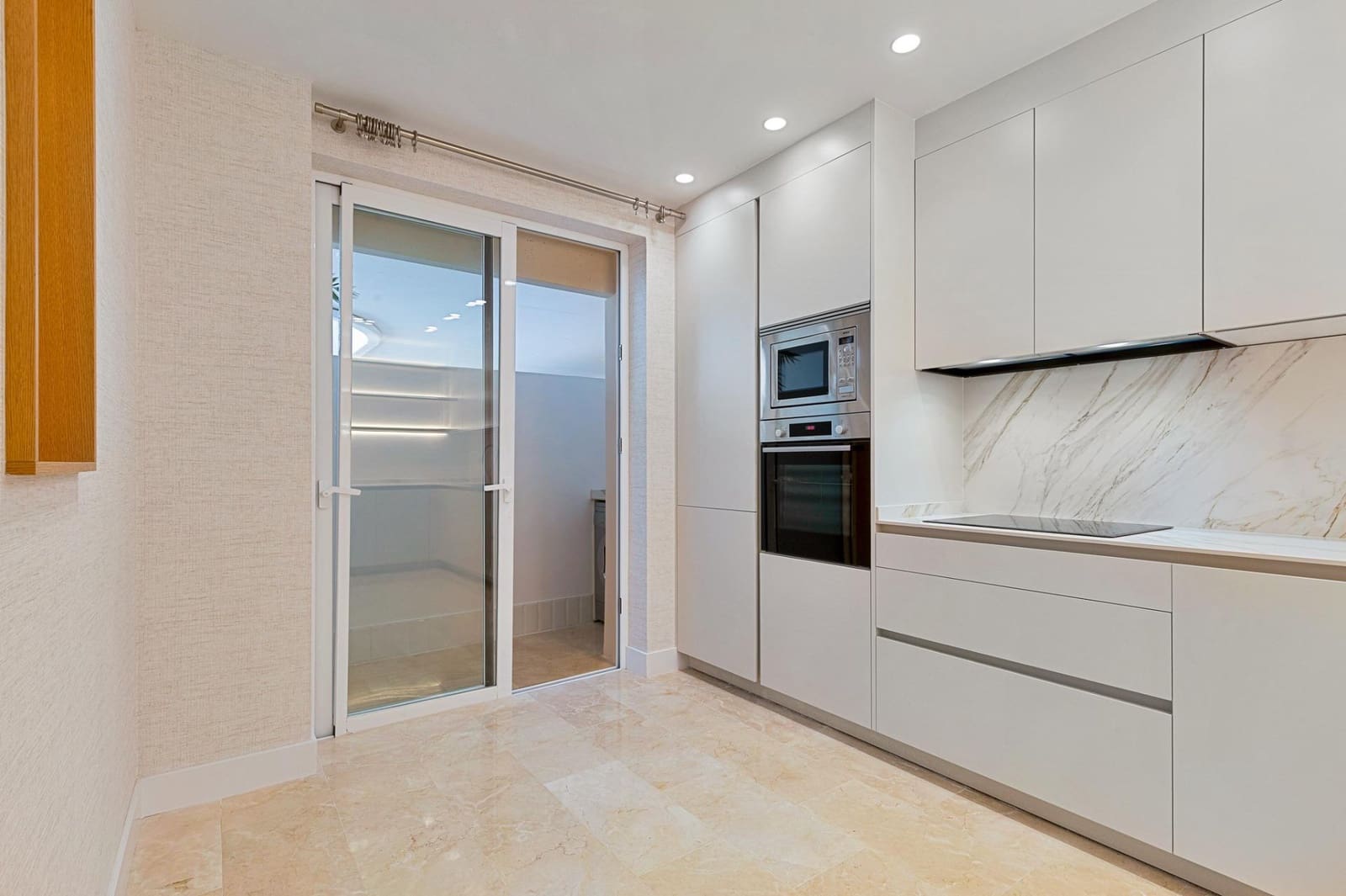 Apartamento de 3 habitaciones en Marbella en alquiler con garaje - 4.000 € (Ref: 9446438)