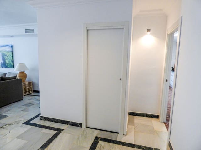 2 quarto Apartamento para arrendar em Playa Bajadilla - Puertos, Marbella com piscina garagem - 2 100 € (Ref: 9476199)