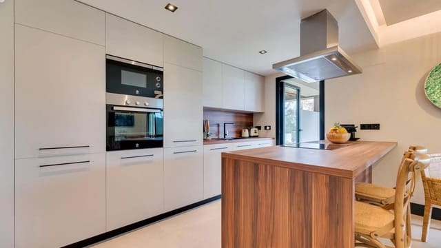 3 makuuhuone Huoneisto myytävänä paikassa Los Naranjos, Marbella mukana uima-altaan 
autotalli - 850 000 € (Ref: 9608150)