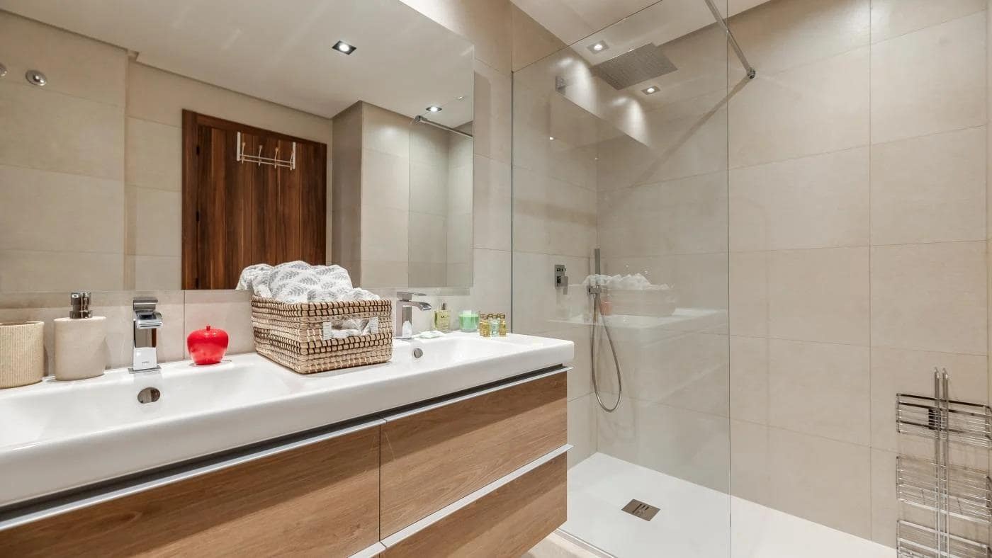 Apartamento de 3 habitaciones en Nueva Andalucia en venta con piscina garaje - 850.000 € (Ref: 9608150)