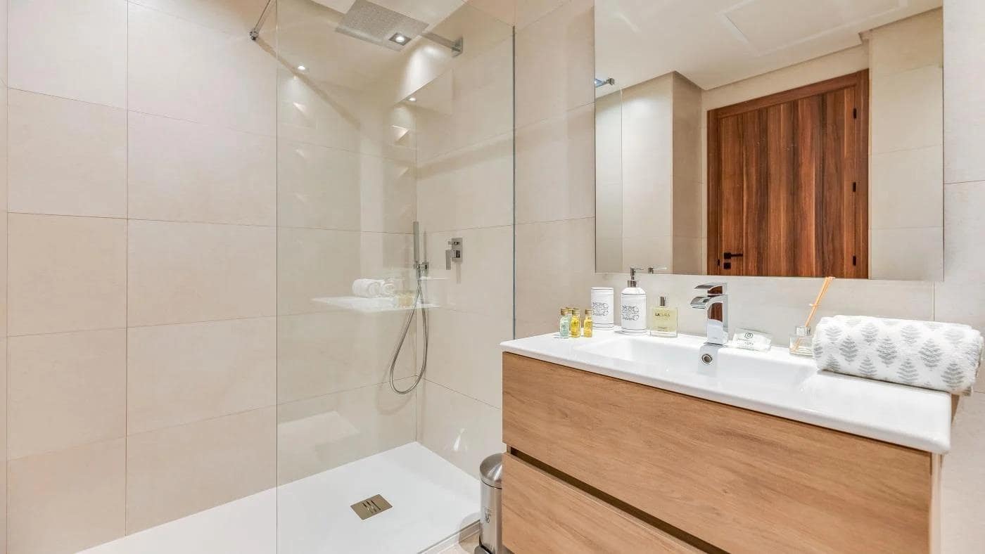 Apartamento de 3 habitaciones en Nueva Andalucia en venta con piscina garaje - 850.000 € (Ref: 9608150)