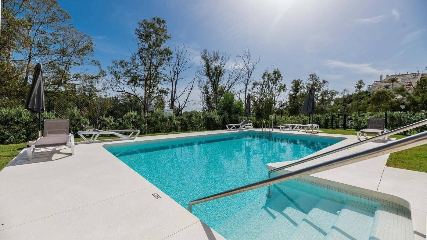 Apartamento de 3 habitaciones en Nueva Andalucia en venta con piscina garaje - 850.000 € (Ref: 9608150)