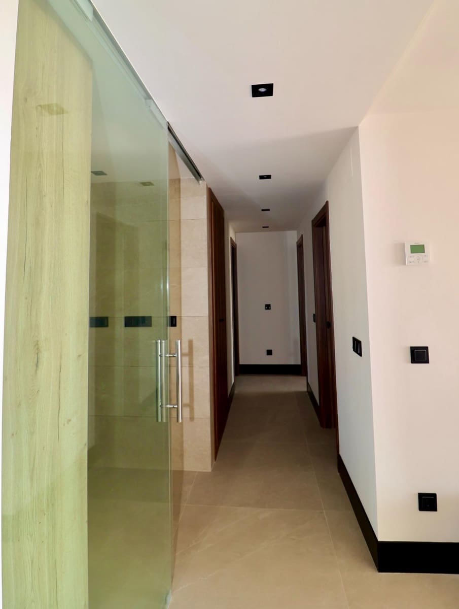 2 bedroom Flat for sale in Nueva Andalucia with pool garage - € 800,000 (Ref: 9630087)