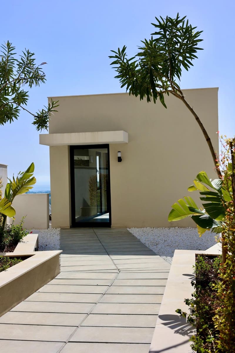 2 bedroom Flat for sale in Nueva Andalucia with pool garage - € 800,000 (Ref: 9630087)