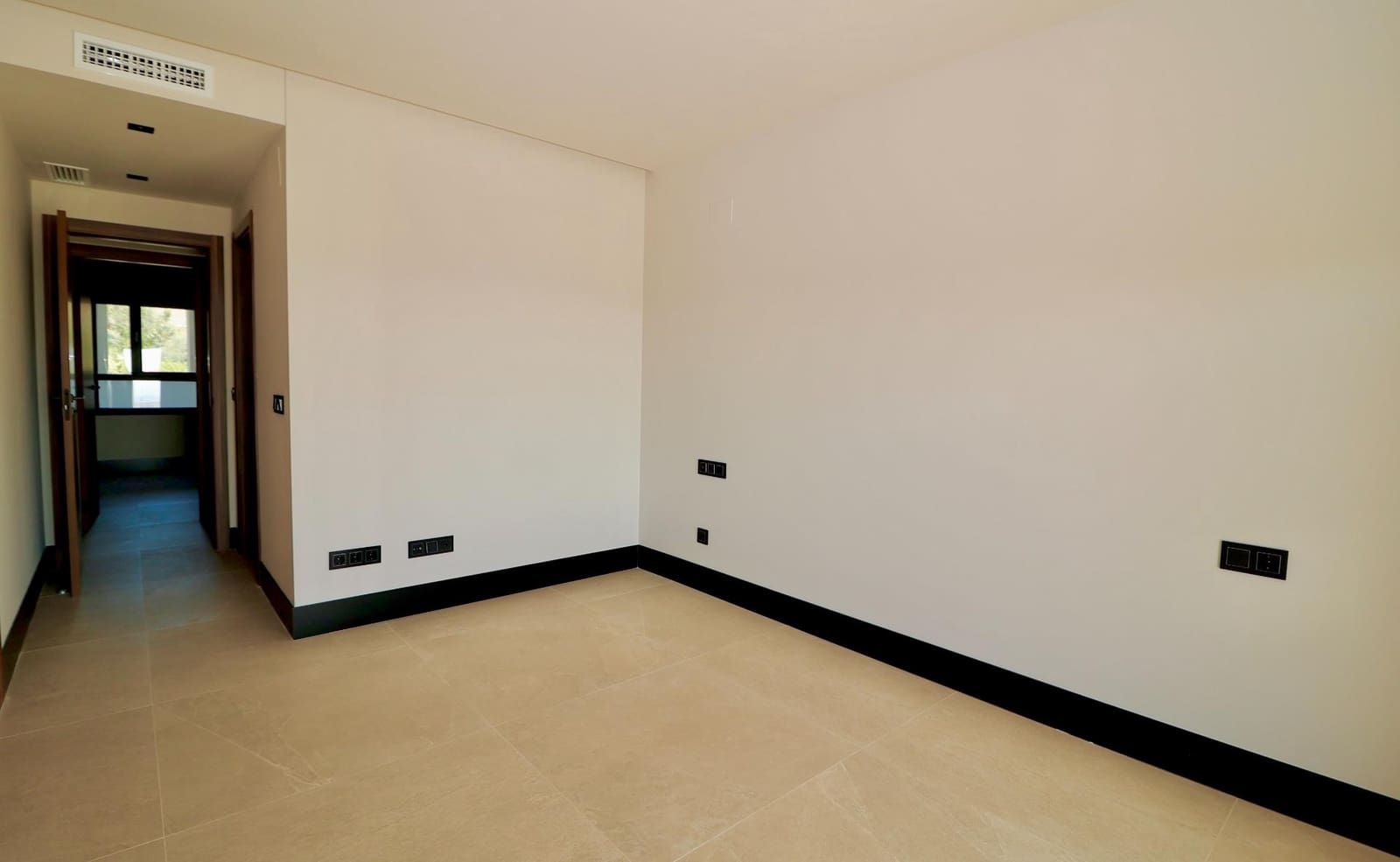 2 bedroom Flat for sale in Nueva Andalucia with pool garage - € 800,000 (Ref: 9630087)