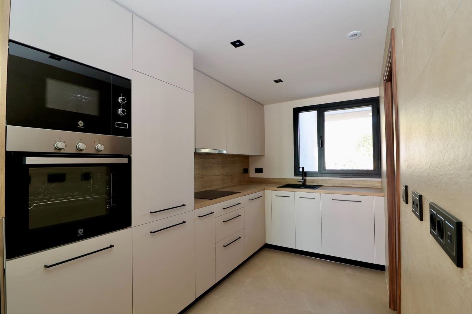 2 bedroom Flat for sale in Nueva Andalucia with pool garage - € 800,000 (Ref: 9630087)