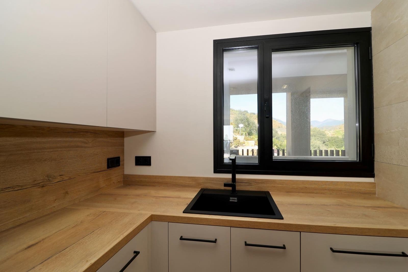 2 bedroom Flat for sale in Nueva Andalucia with pool garage - € 800,000 (Ref: 9630087)