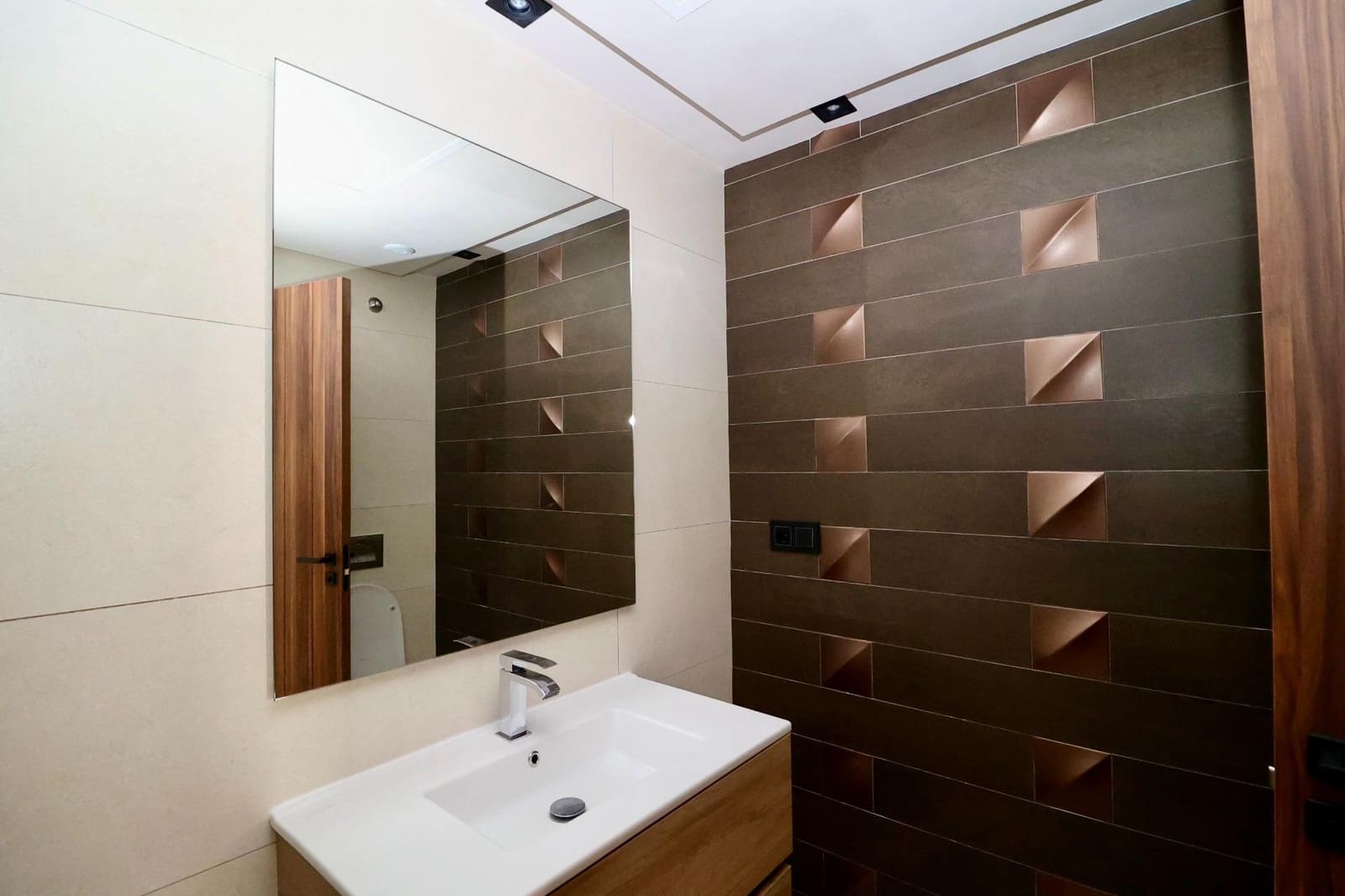 2 bedroom Flat for sale in Nueva Andalucia with pool garage - € 800,000 (Ref: 9630087)