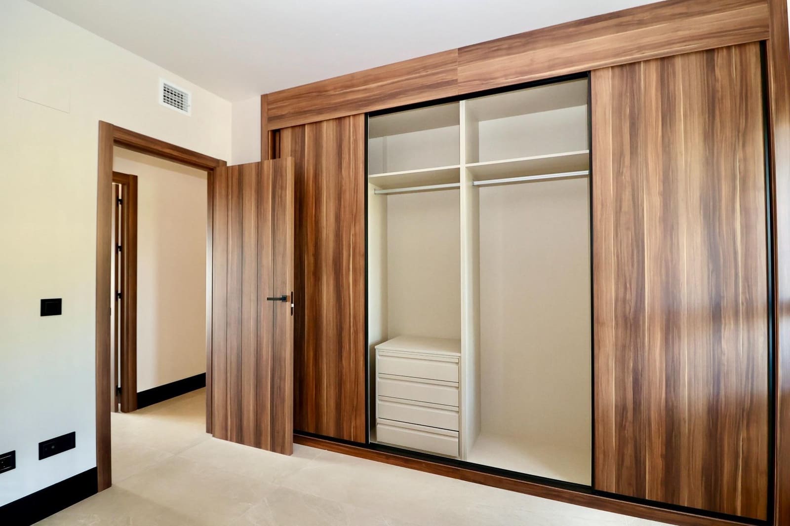 2 bedroom Flat for sale in Nueva Andalucia with pool garage - € 800,000 (Ref: 9630087)