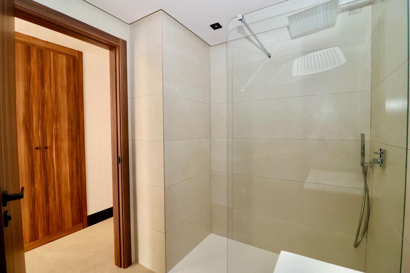 2 bedroom Flat for sale in Nueva Andalucia with pool garage - € 800,000 (Ref: 9630087)