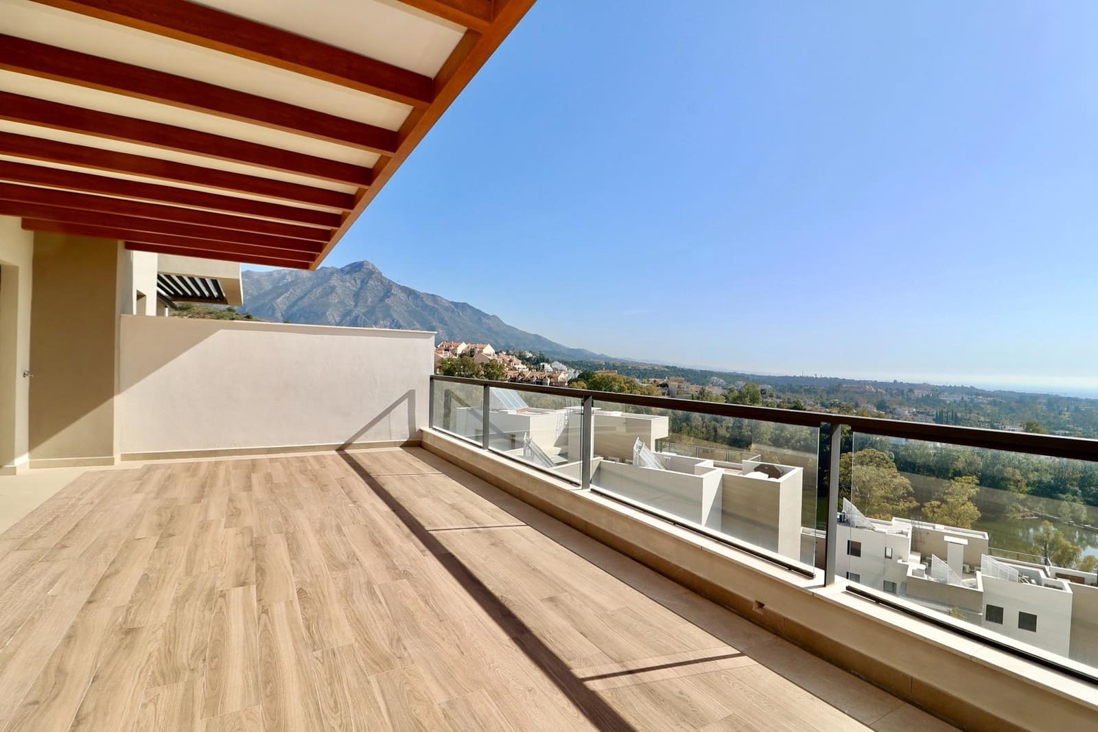 2 bedroom Flat for sale in Nueva Andalucia with pool garage - € 800,000 (Ref: 9630087)