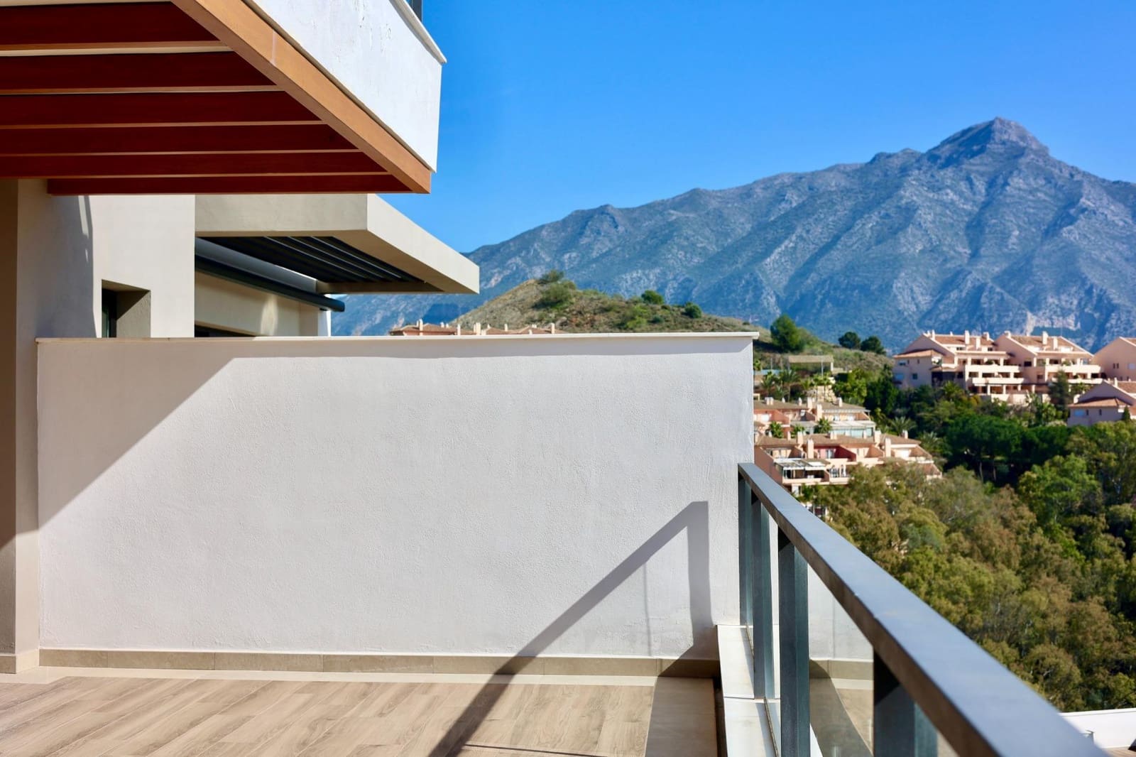 2 bedroom Flat for sale in Nueva Andalucia with pool garage - € 800,000 (Ref: 9630087)