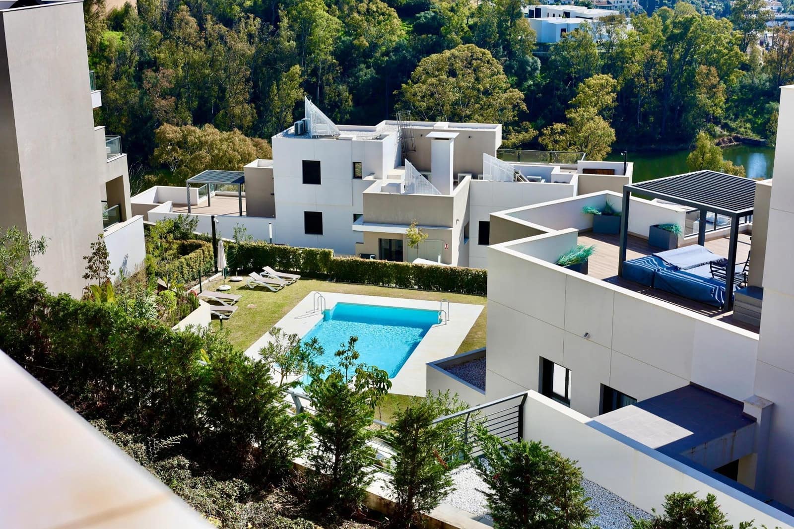 2 bedroom Flat for sale in Nueva Andalucia with pool garage - € 800,000 (Ref: 9630087)