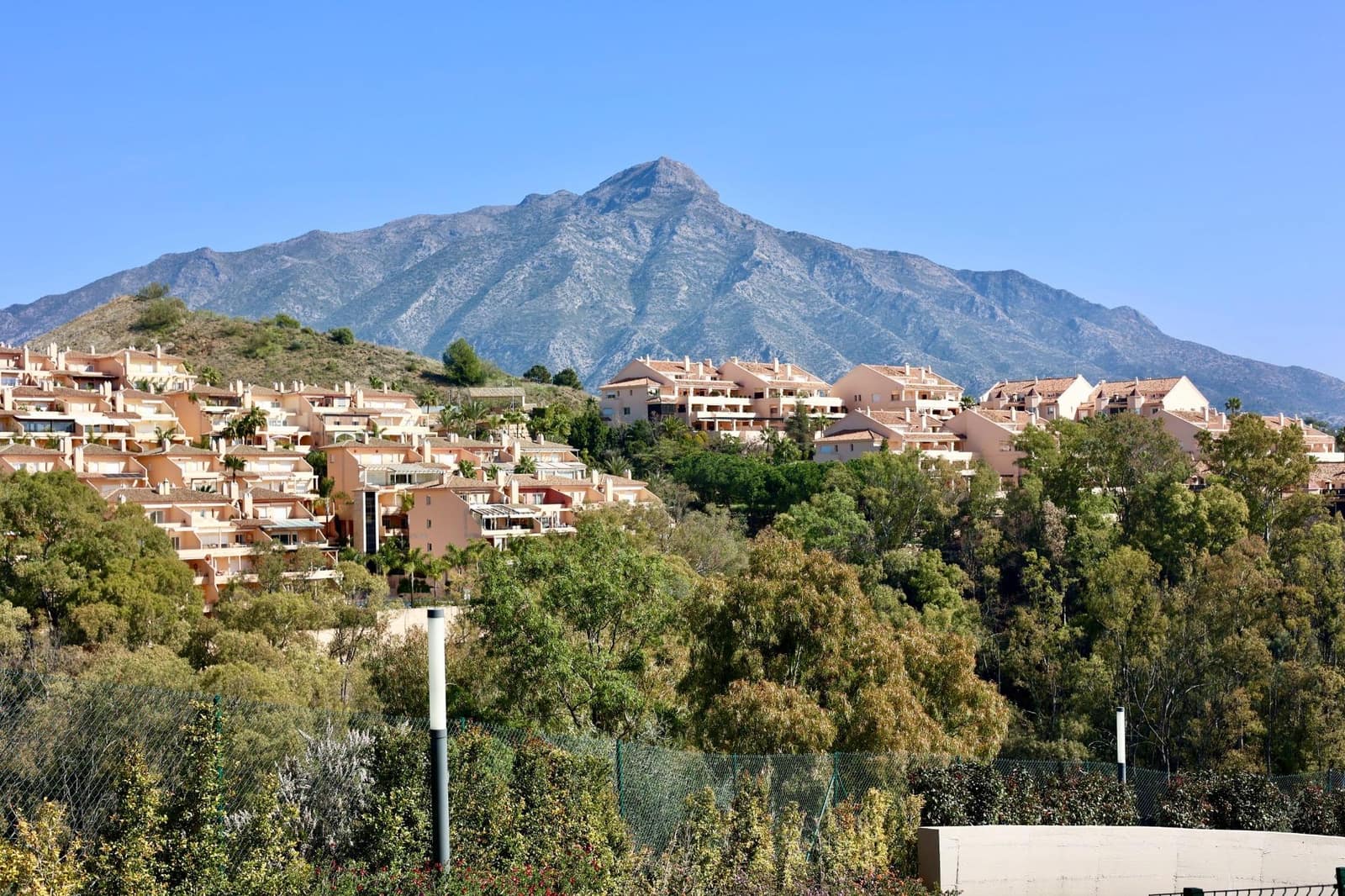 2 bedroom Flat for sale in Nueva Andalucia with pool garage - € 800,000 (Ref: 9630087)