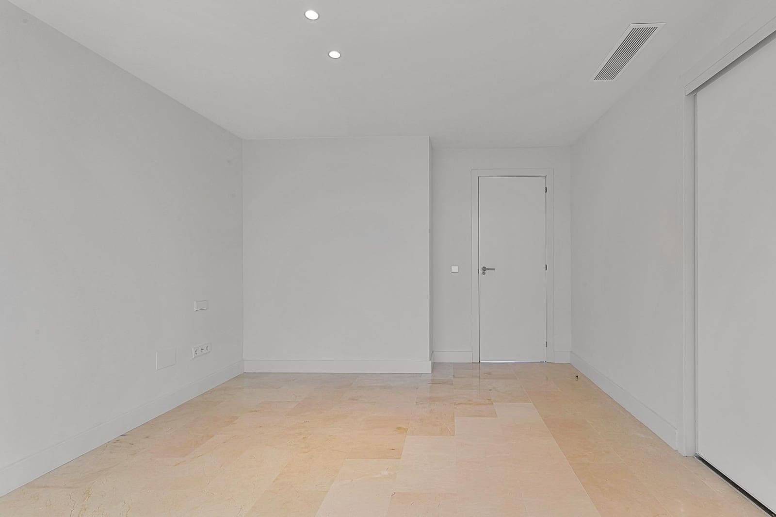 3 bedroom Apartment for sale in Marbella with garage - € 1,750,000 (Ref: 9670763)