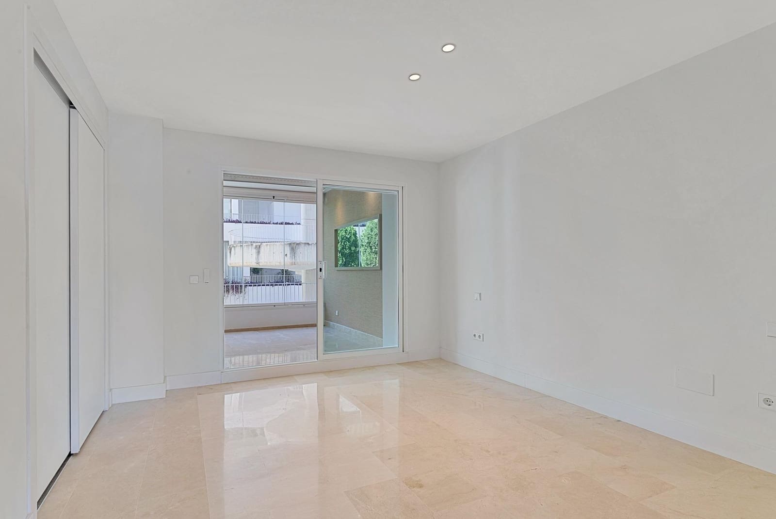 3 bedroom Apartment for sale in Marbella with garage - € 1,750,000 (Ref: 9670763)