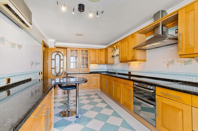 5 slaapkamer Penthouse te koop in Playa Bajadilla - Puertos, Marbella met garage - € 1.550.000 (Ref: 9878935)