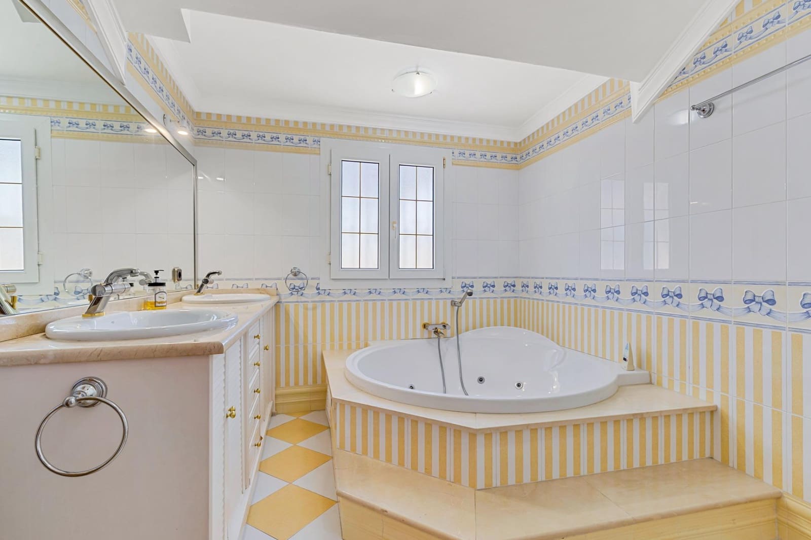 5 slaapkamer Penthouse te koop in Marbella met garage - € 1.550.000 (Ref: 9878935)