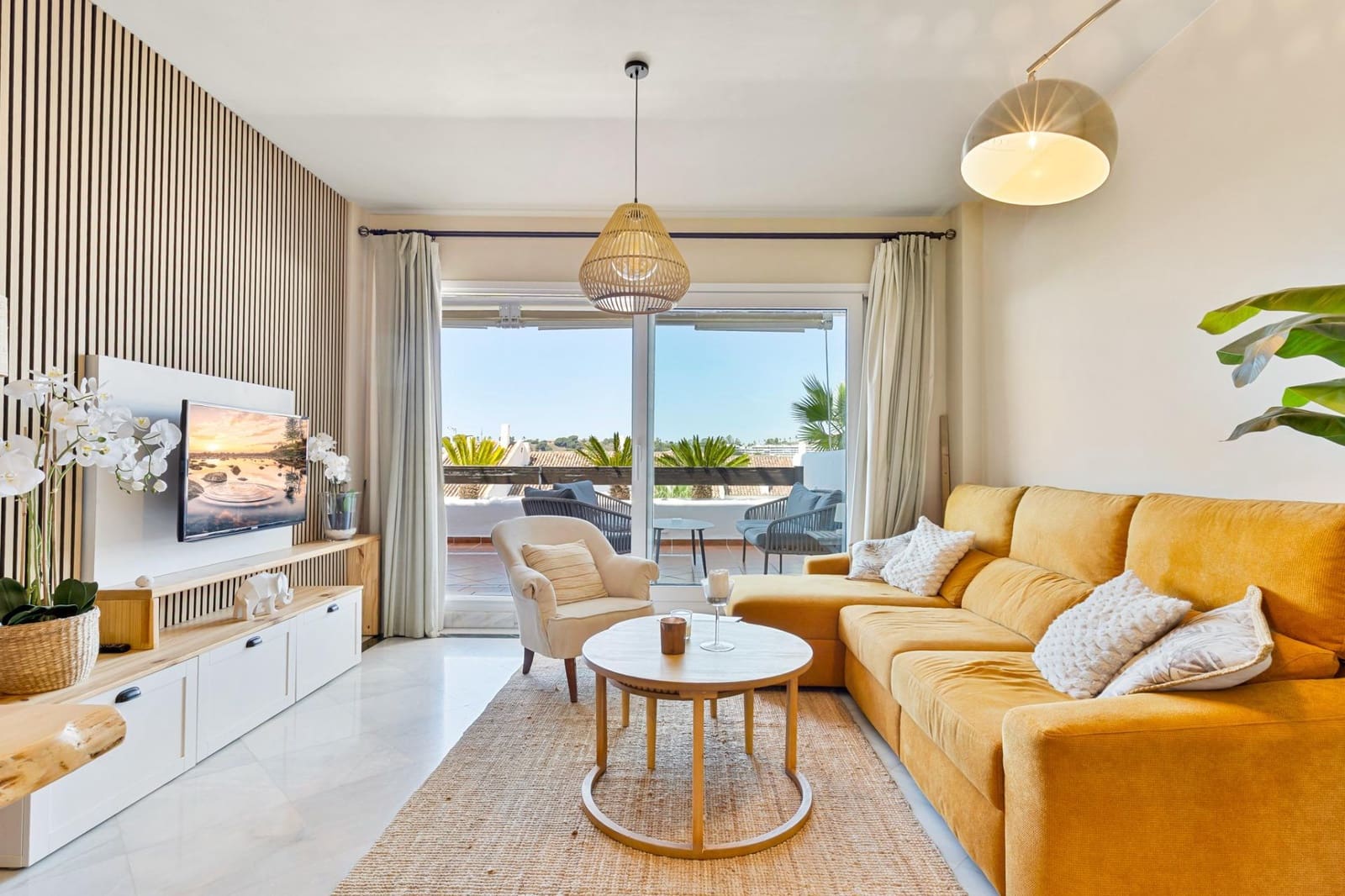 2 bedroom Apartment for sale in Aloha Golf with pool garage - € 550,000 (Ref: 9913250)