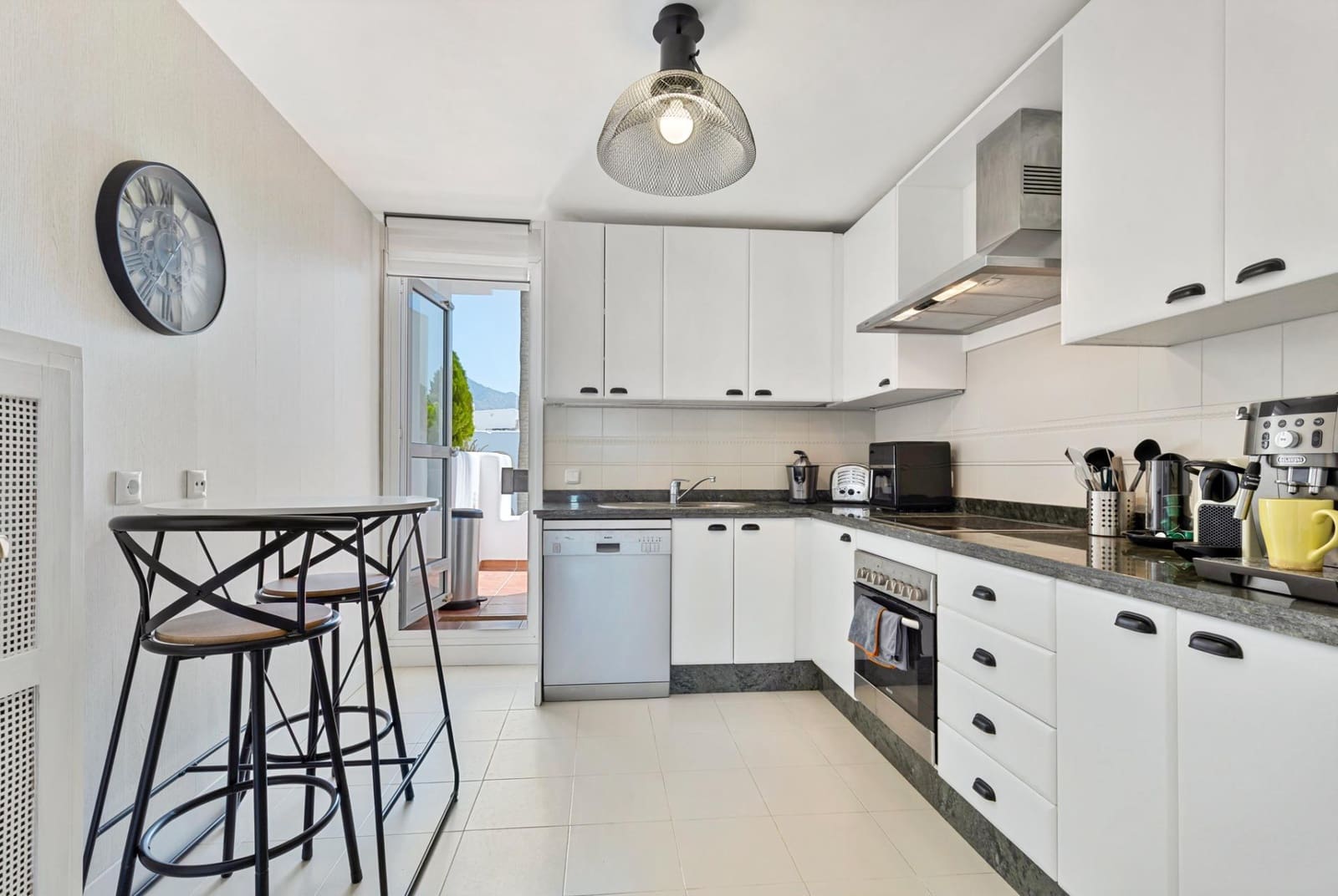 2 bedroom Apartment for sale in Aloha Golf with pool garage - € 550,000 (Ref: 9913250)