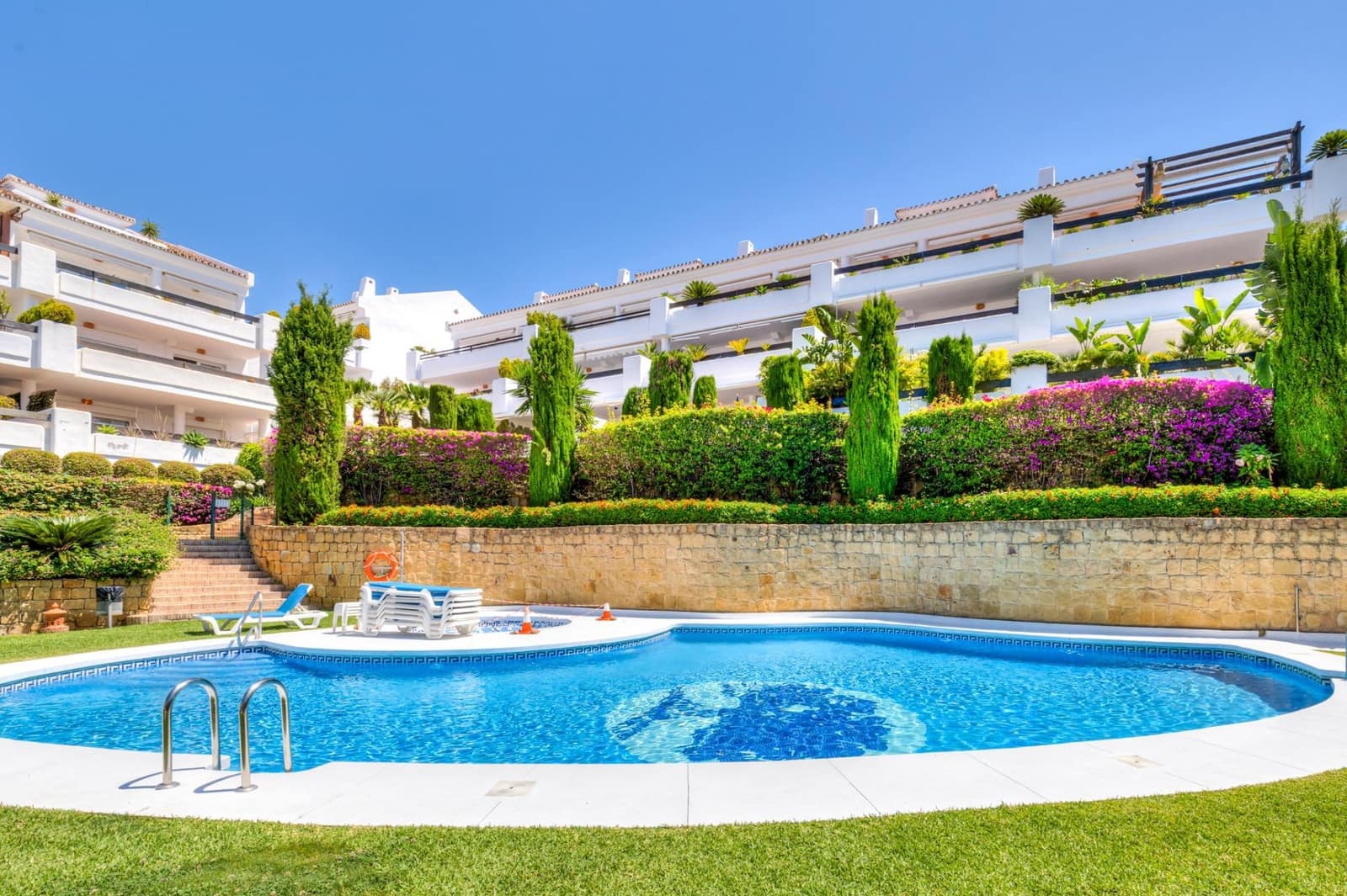 2 bedroom Apartment for sale in Aloha Golf with pool garage - € 550,000 (Ref: 9913250)