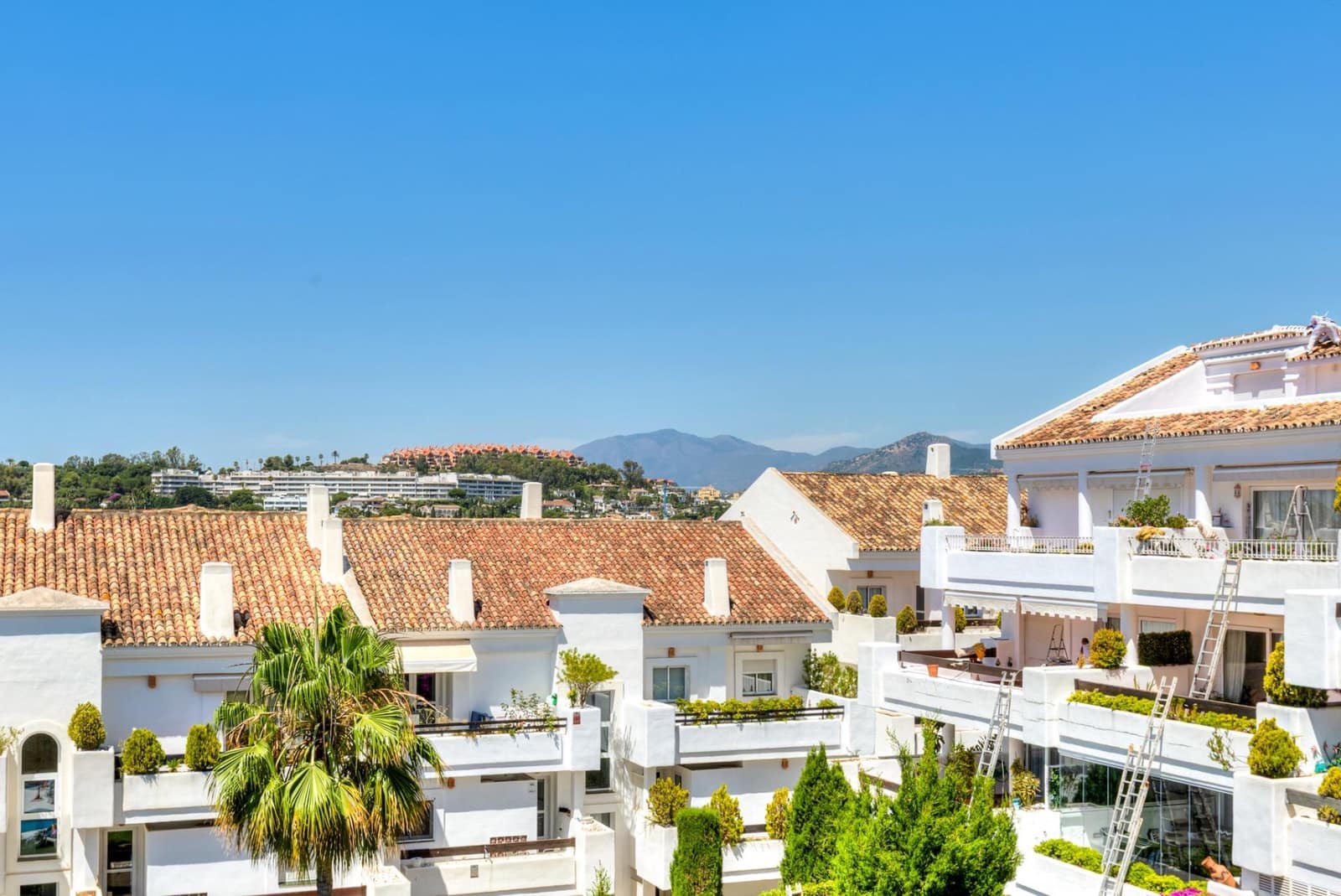 2 bedroom Apartment for sale in Aloha Golf with pool garage - € 550,000 (Ref: 9913250)