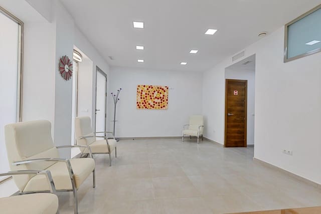 Commercieel te koop in Playa Bajadilla - Puertos, Marbella - € 599.999 (Ref: 9959844)