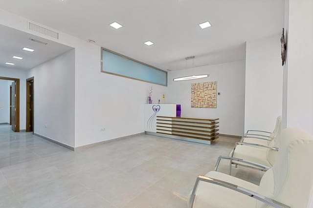 Commercieel te koop in Playa Bajadilla - Puertos, Marbella - € 599.999 (Ref: 9959844)