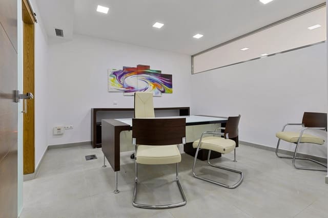 Commercieel te koop in Playa Bajadilla - Puertos, Marbella - € 599.999 (Ref: 9959844)