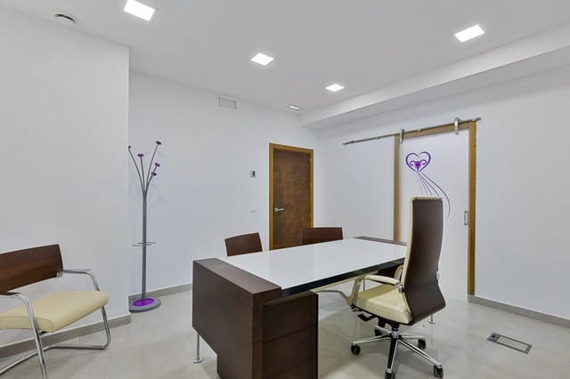Commercieel te koop in Playa Bajadilla - Puertos, Marbella - € 599.999 (Ref: 9959844)