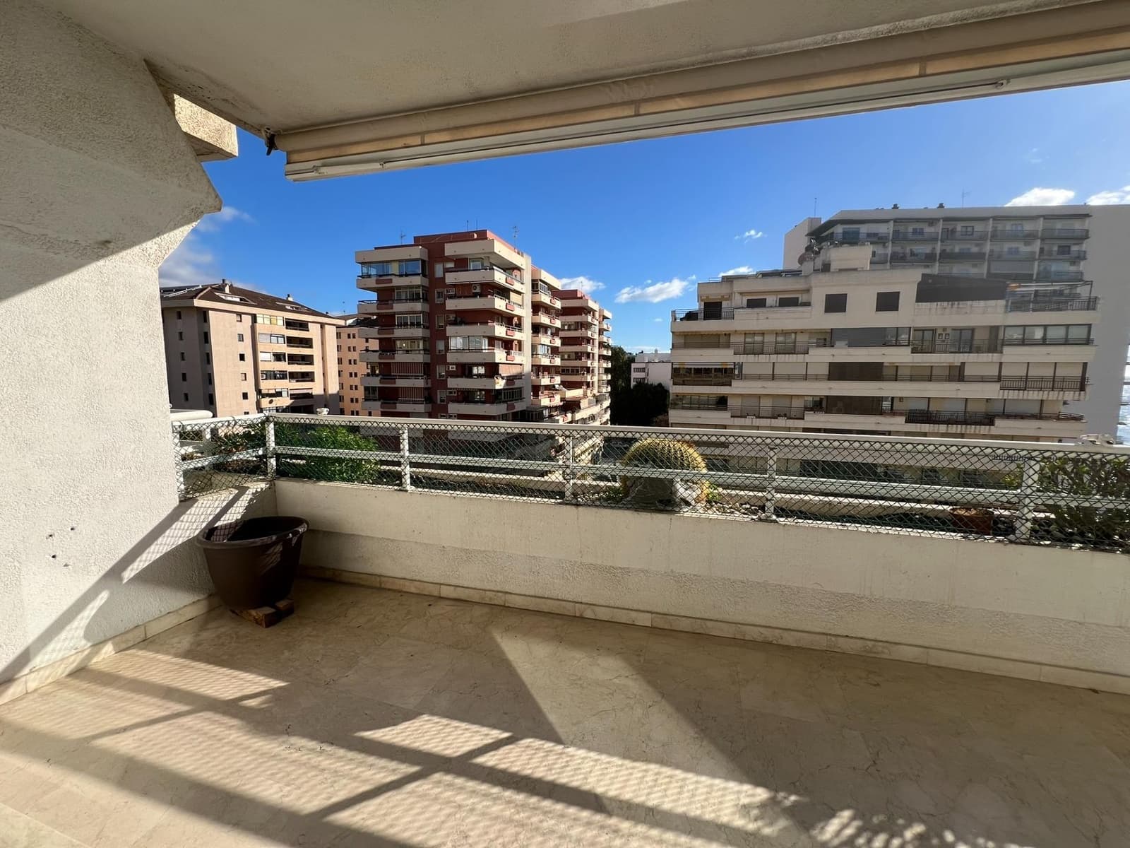 3 soverom Leilighet til leie i Marbella med svømmebasseng garasje - € 3 000 (Ref: 9994318)