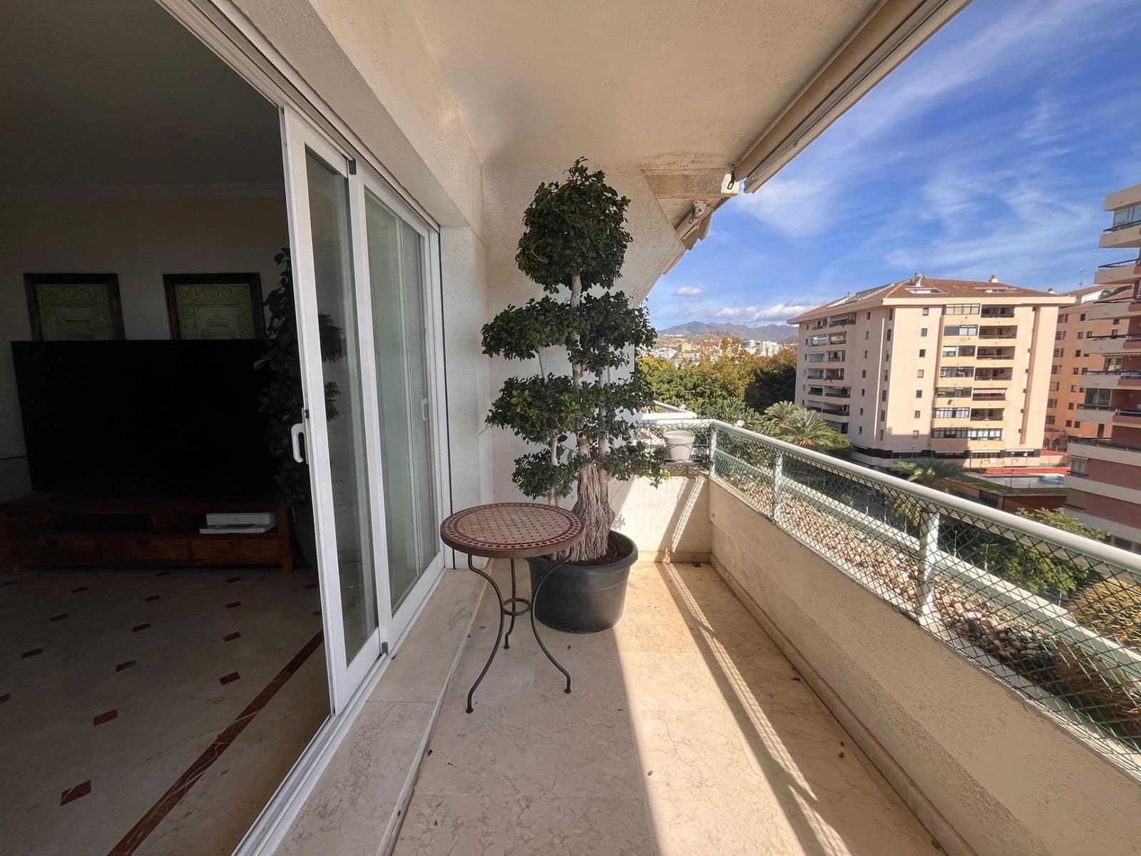 3 soverom Leilighet til leie i Marbella med svømmebasseng garasje - € 3 000 (Ref: 9994318)
