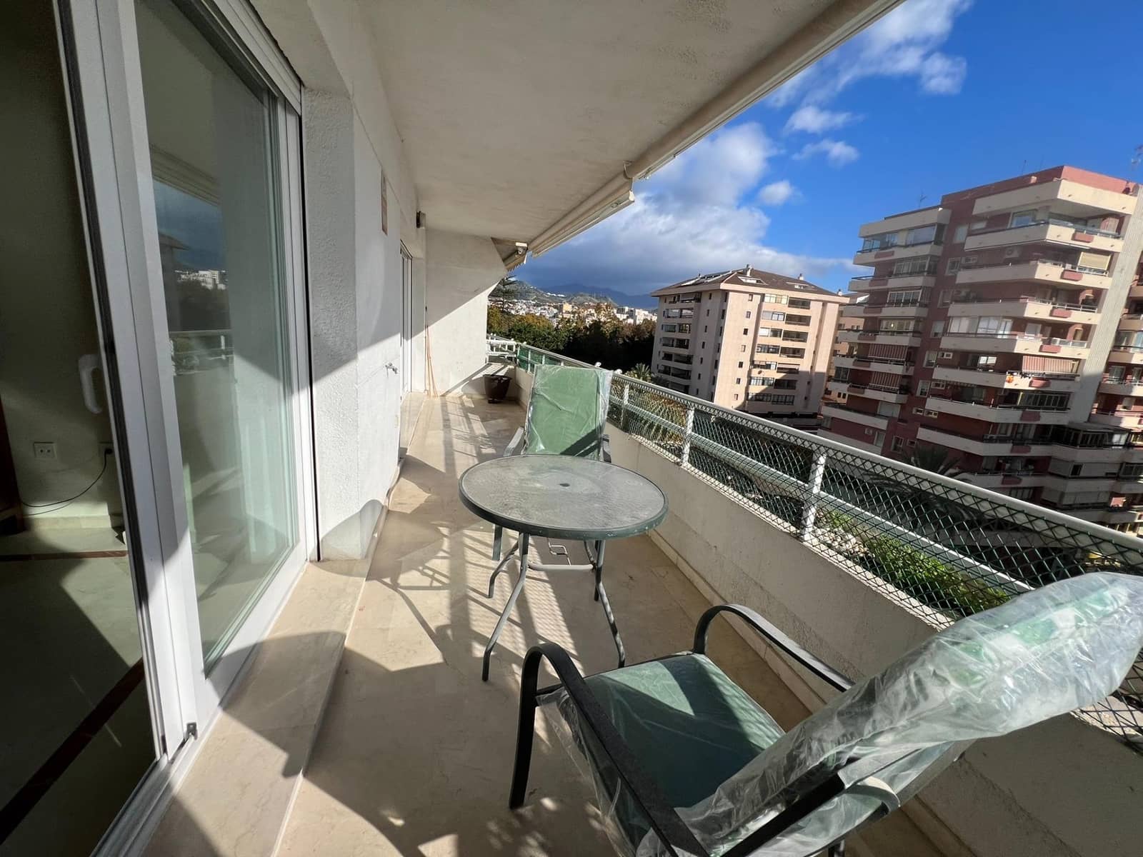 3 soverom Leilighet til leie i Marbella med svømmebasseng garasje - € 3 000 (Ref: 9994318)