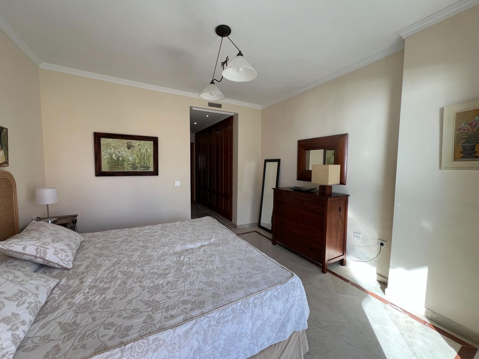 3 soverom Leilighet til leie i Marbella med svømmebasseng garasje - € 3 000 (Ref: 9994318)