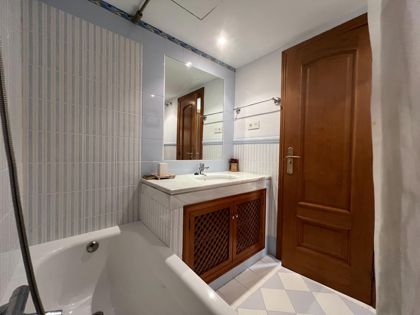 3 soverom Leilighet til leie i Marbella med svømmebasseng garasje - € 3 000 (Ref: 9994318)
