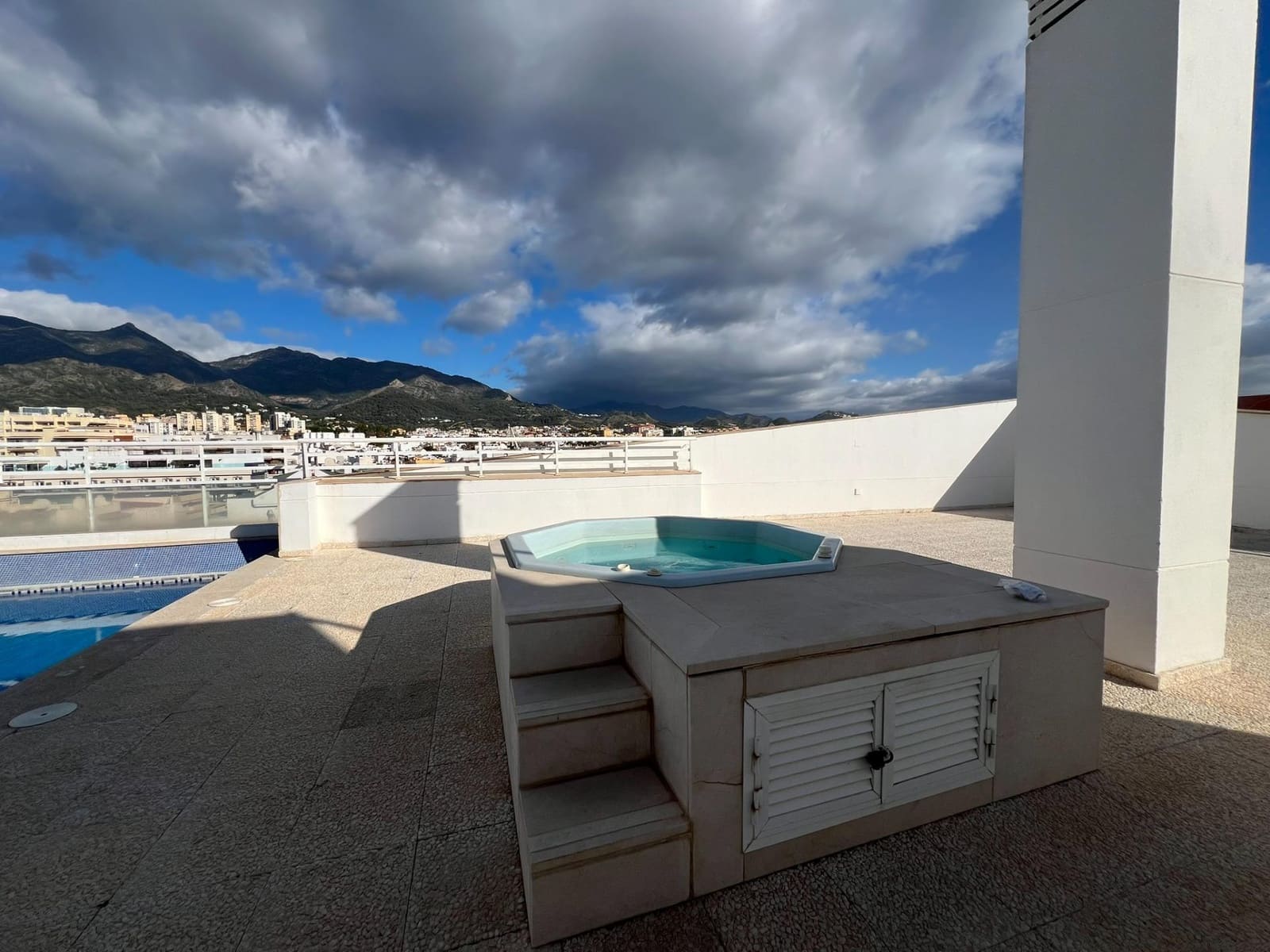 3 soverom Leilighet til leie i Marbella med svømmebasseng garasje - € 3 000 (Ref: 9994318)