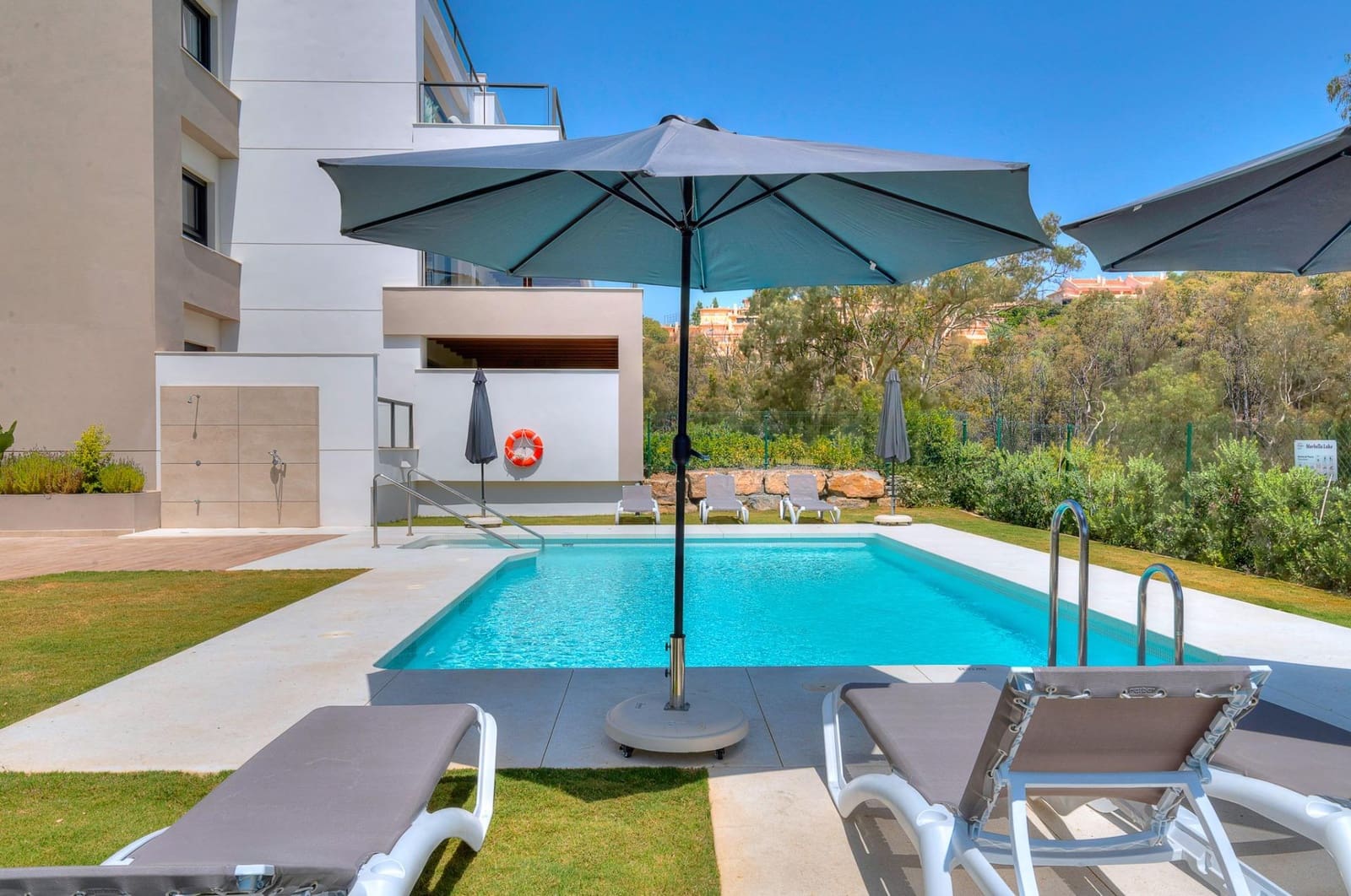 2 slaapkamer Appartement te huur in Nueva Andalucia met zwembad garage - € 3.800 (Ref: 9994319)