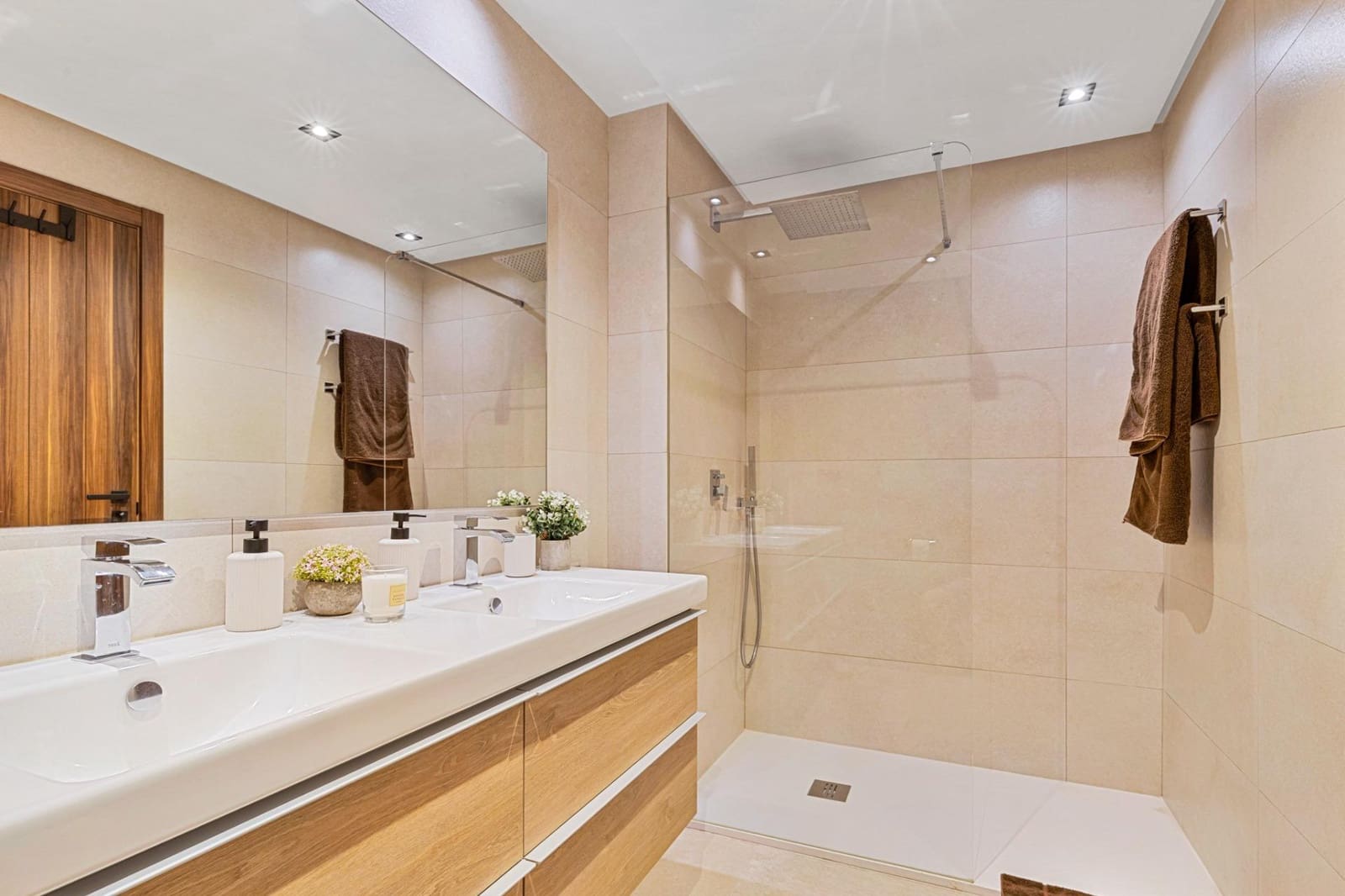 2 slaapkamer Appartement te huur in Nueva Andalucia met zwembad garage - € 3.800 (Ref: 9994319)