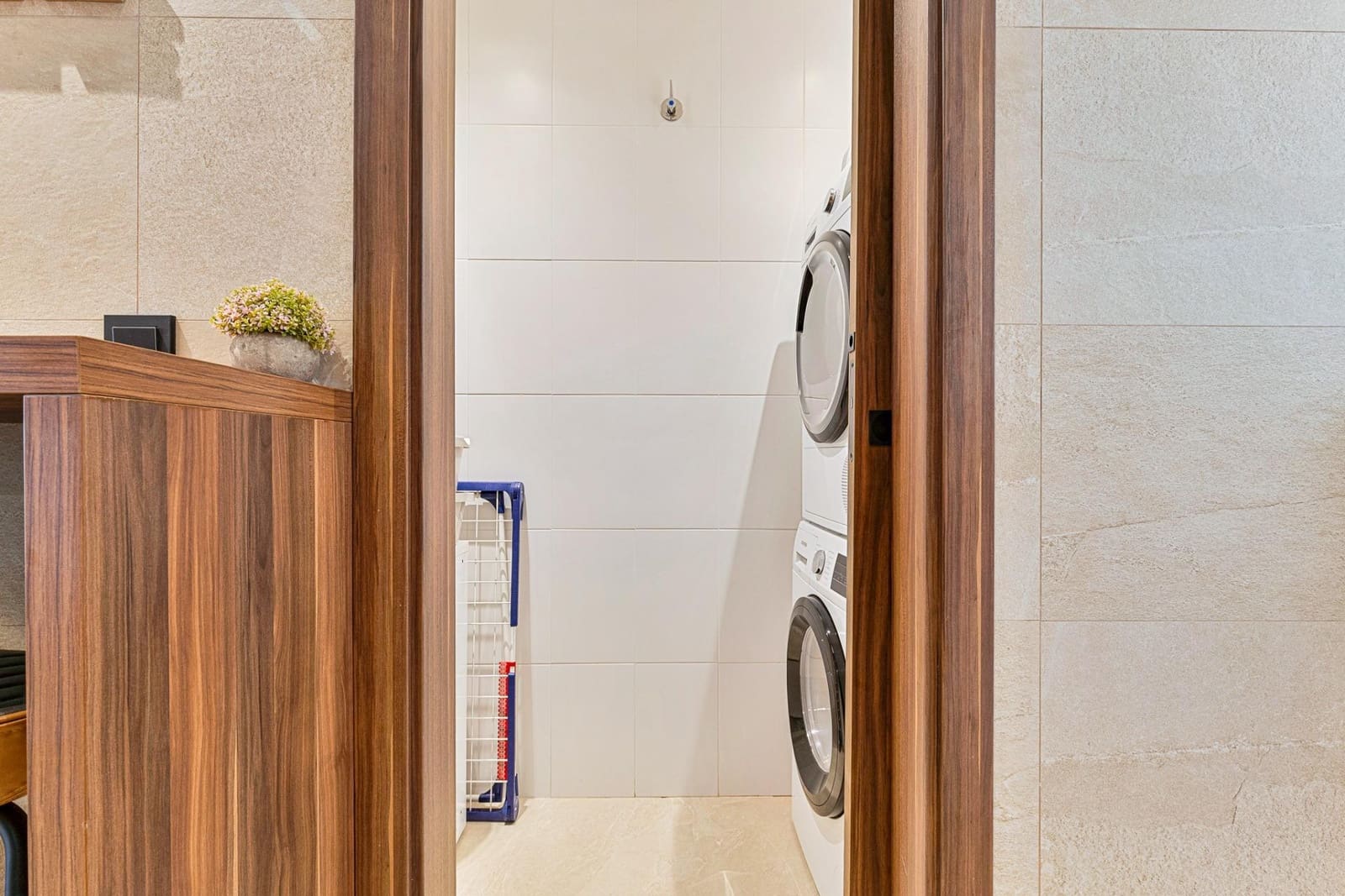 2 slaapkamer Appartement te huur in Nueva Andalucia met zwembad garage - € 3.800 (Ref: 9994319)